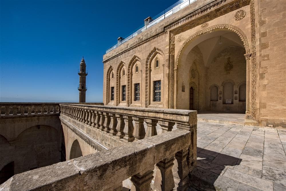 Şatana Evi'nin avlu ve cephe detayları
