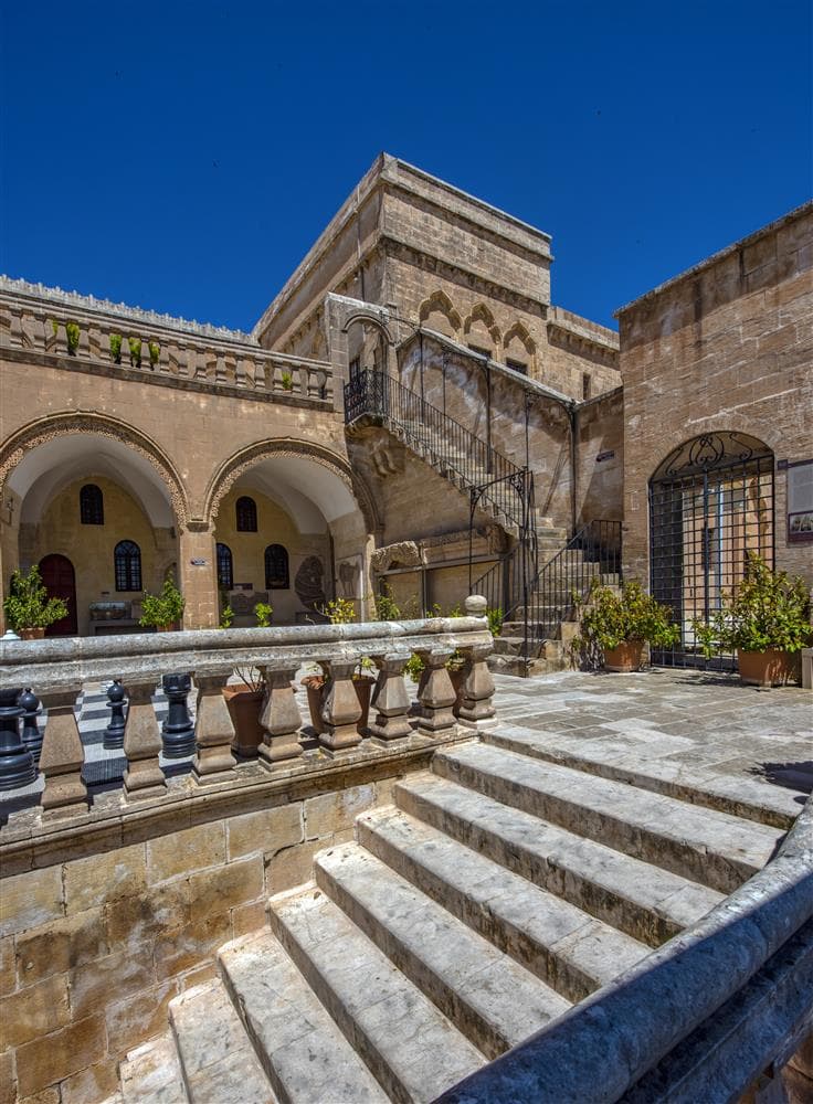 Şatana Evi'nde taş merdivenler ve iç avlu geçişi