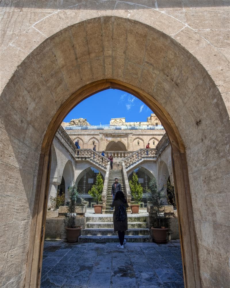 Şatana Evi'nin geniş avlu ve giriş kemeri