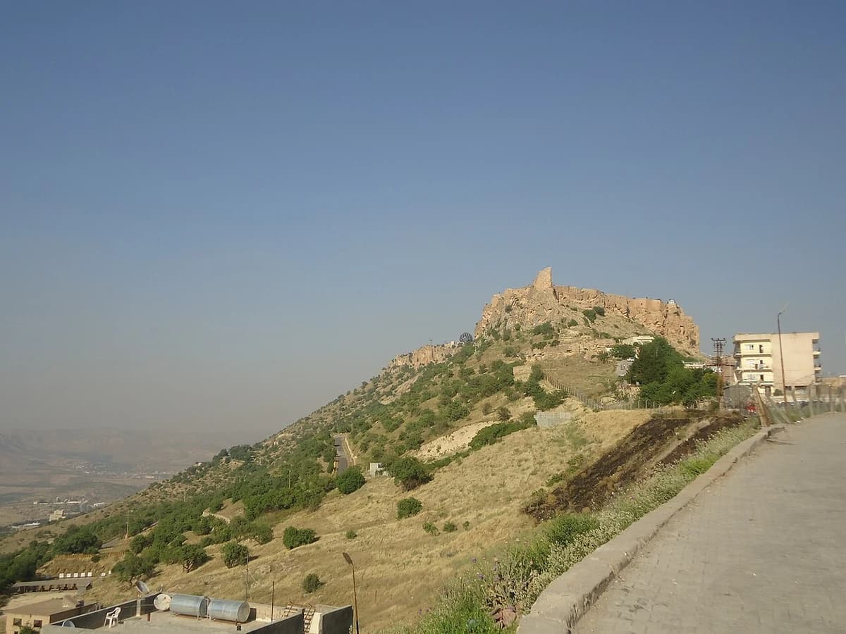Mardin Kalesi ve kalenin oturduğu kayalık tepe