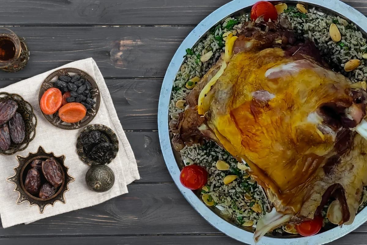 Hamdani Restaurant — kuzu incik pilav üzerinde, kuru meyveler ile