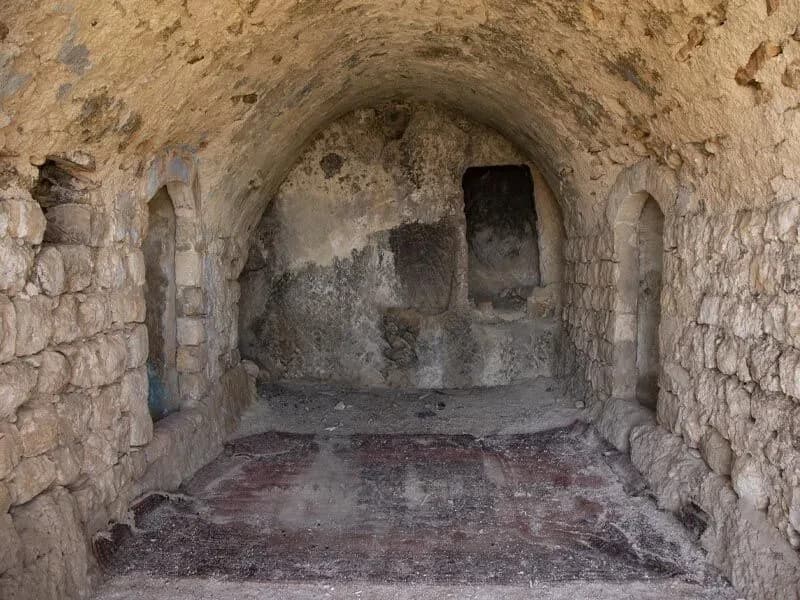 Kemerli bir iç mekân; köyün loş, sessiz yüzü.