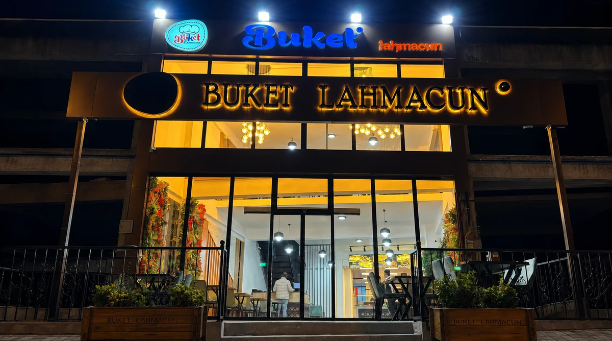 Buket Lahmacun & Kebap — işletme tabelası ve vitrin (gece)