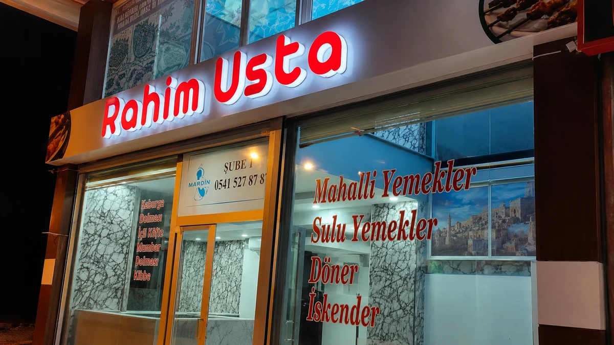 Rahim Usta — işletme tabelası ve vitrin (gece)