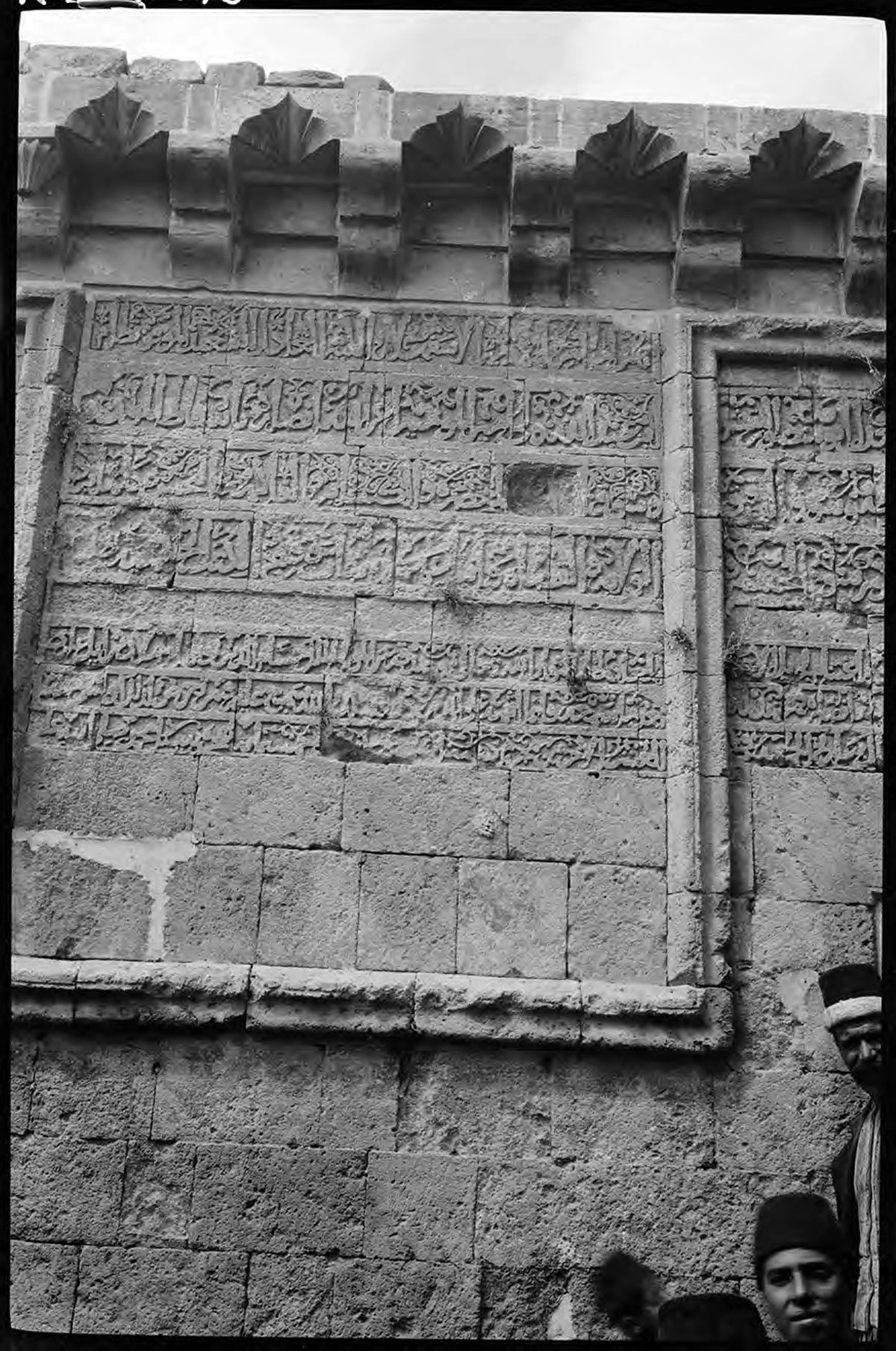 Ulu Cami Duvarındaki Kitabe ve Minare, Vergi Muafiyeti Fermanı — Artukoğlu Yalak Arslan'ın Veziri Alp Kuş, H. 582