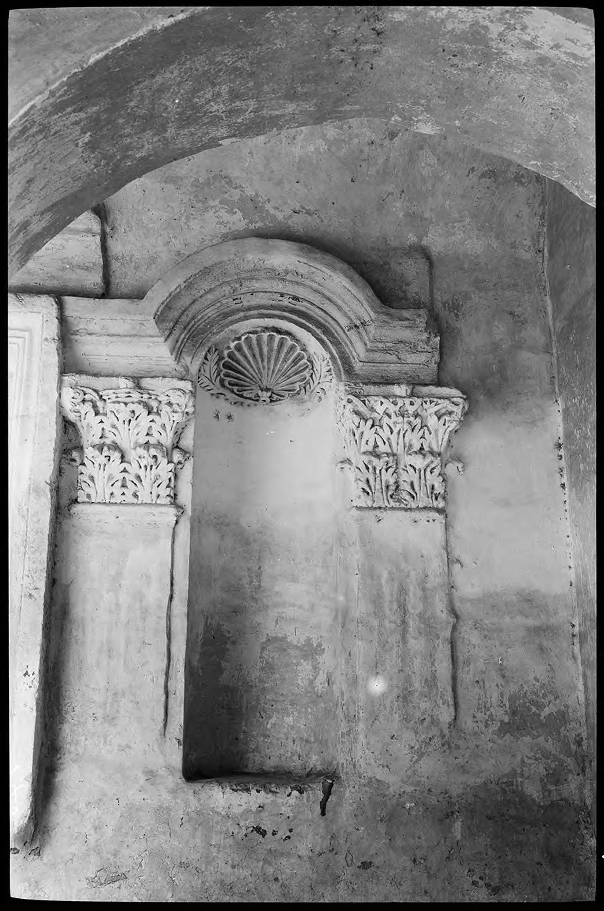 Deyrulzafaran Manastırı — Güney Şapeli, Giriş, Dış Cephe Sağ Niş