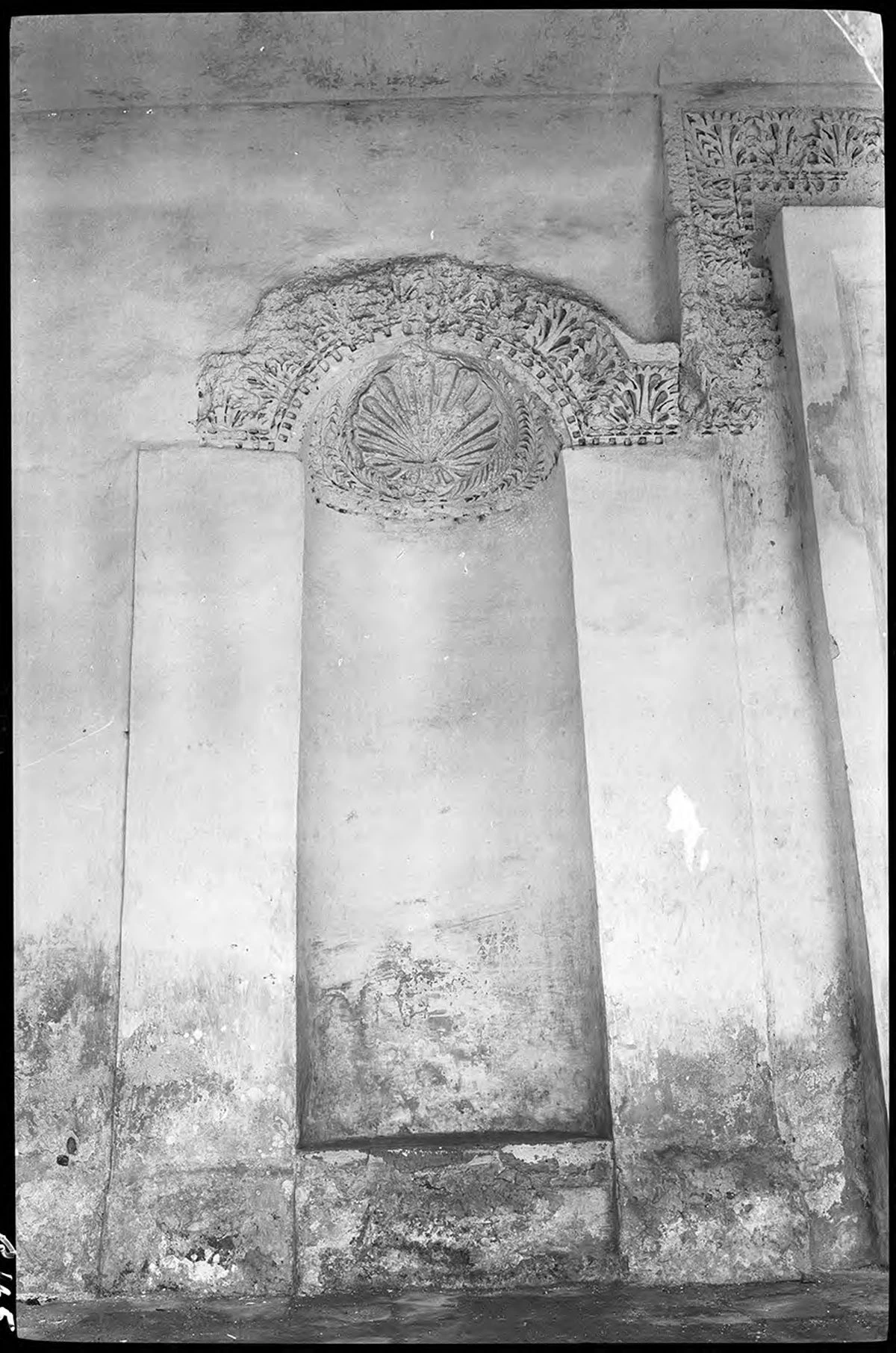 Deyrulzafaran Manastırı — Ana Kilise, Giriş, Dış Sol Niş